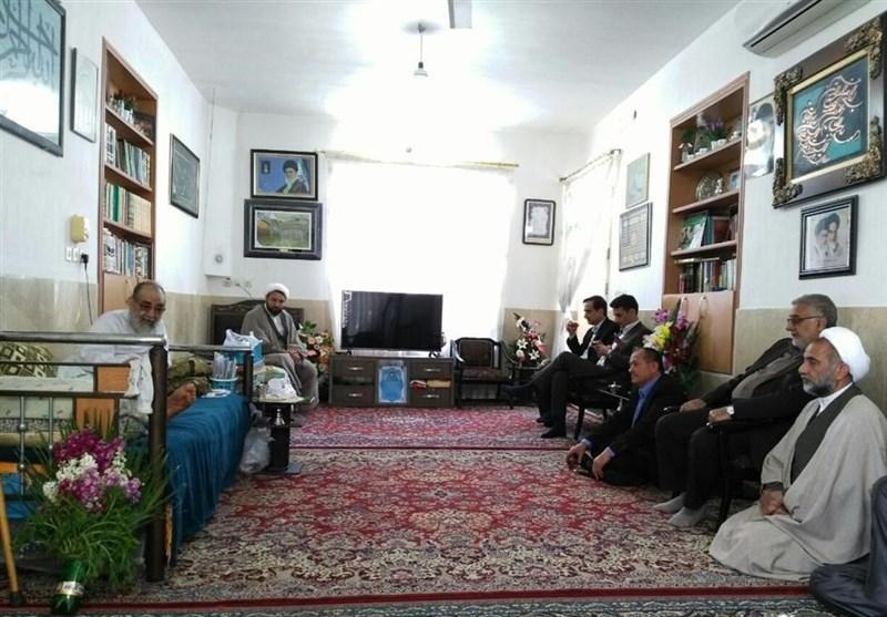 معاون استاندار خراسان جنوبی با امام جمعه طبس و خانواده شهید معاون استاندار خراسان جنوبی با امام جمعه طبس و خانواده شهید باقری دیدار کرد
