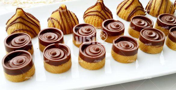طرز تهیه شیرینی برشتوک نخودچی شکلاتی؛ بدون فر! طرز تهیه شیرینی برشتوک نخودچی شکلاتی؛ بدون فر!